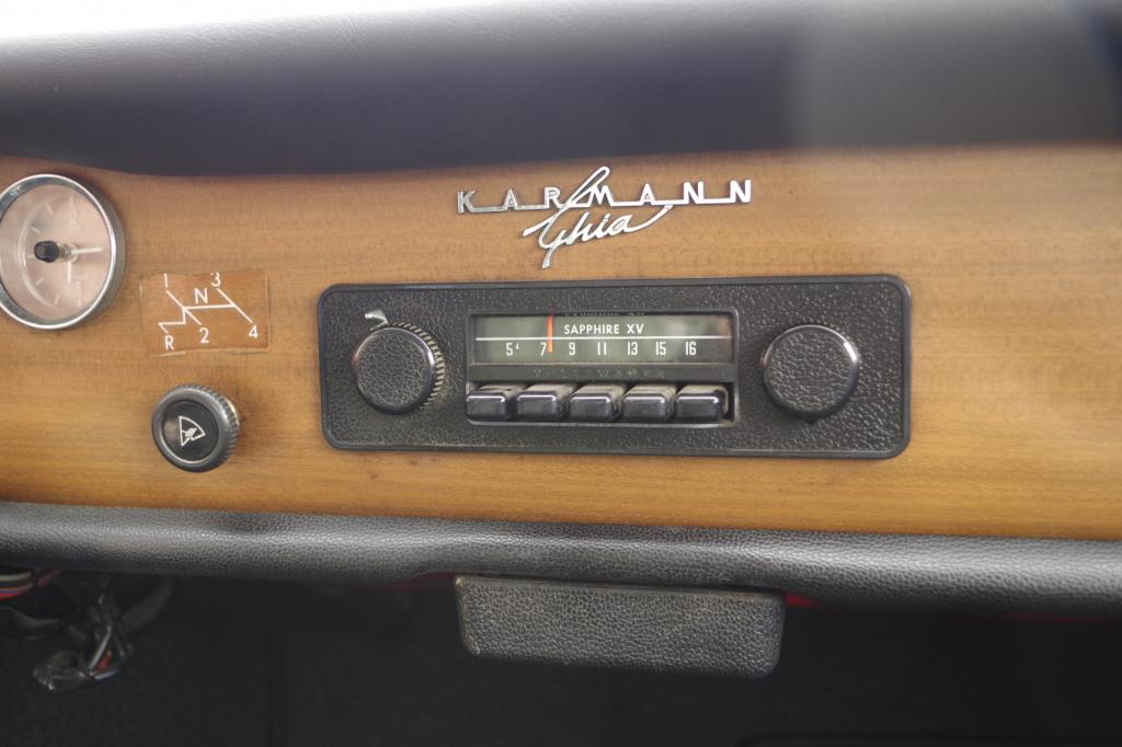 Immerhin lächelt das Radio als einziger Luxus seine Insassen an sowie der markante Schriftzug auf dem schmalen Armaturenbrett, das seit 1966 sogar mit Holzimitat versehen wurde.