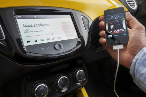 Junge Erwachsene wollen sich im Auto vernetzen