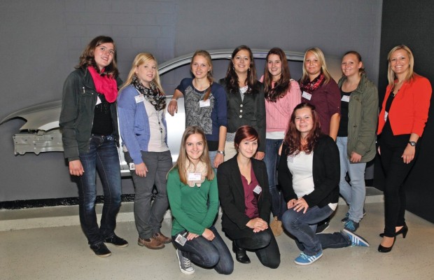 Junge Frauen steigen bei VW ins Niedersachsen-Technikum ein