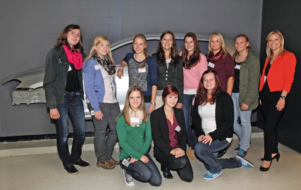 Junge Frauen steigen bei VW ins Niedersachsen-Technikum ein