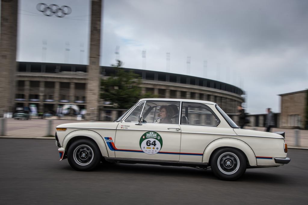 Knackig, kompakt geschnitten, dazu noch eine Frontschürze wie aus dem Motorsport und angenietete, stark gewölbte Kotflügel - das ist der 2002 Turbo