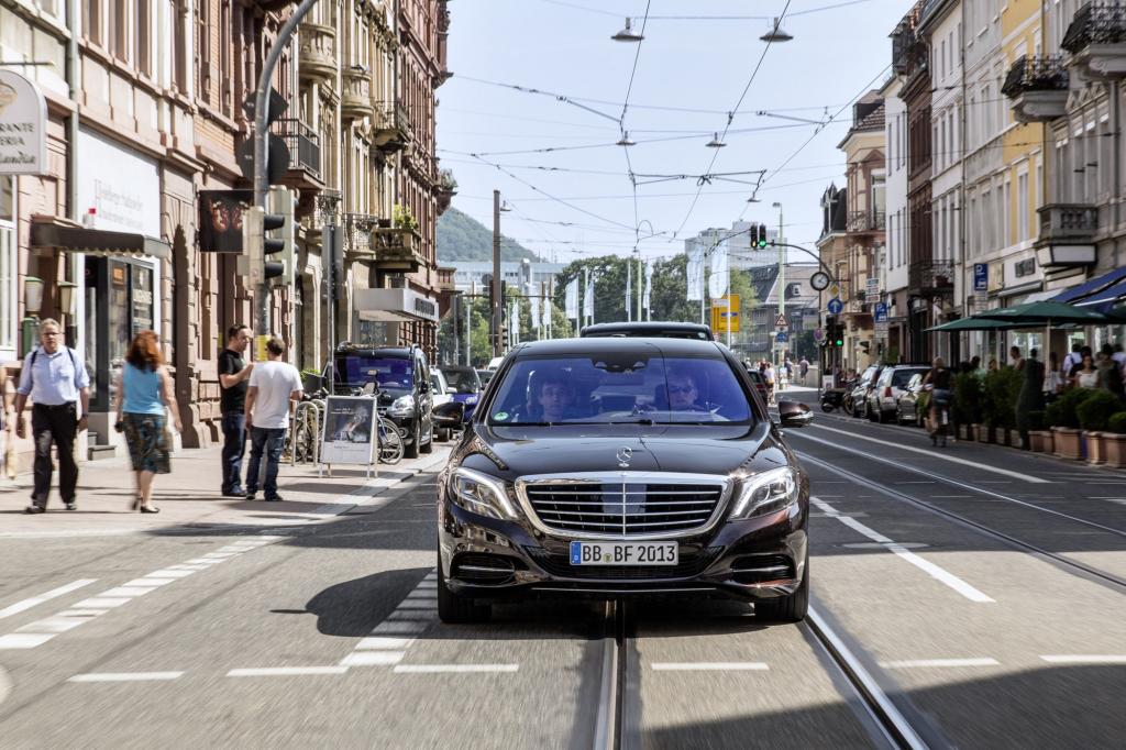 Kurz bremst sie in der 70er-Zone mit der Kreuzung und vor den etwas schärferen Kurven, schwimmt aber ansonsten so flüssig im Verkehr mit, dass die anderen Autofahrer von diesem elektronischen „Geisterfahrer“ gar keine Notiz nehmen.