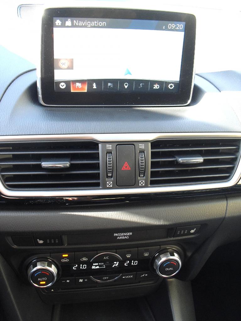 Mazda3: Blick auf den mittleren Armaturenträger, hier mit Touchscreen-Farbmonitor. 