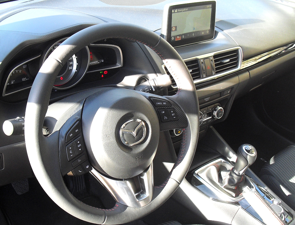 Mazda3: Blick in übersichtlicher wirkende Cockpit. 