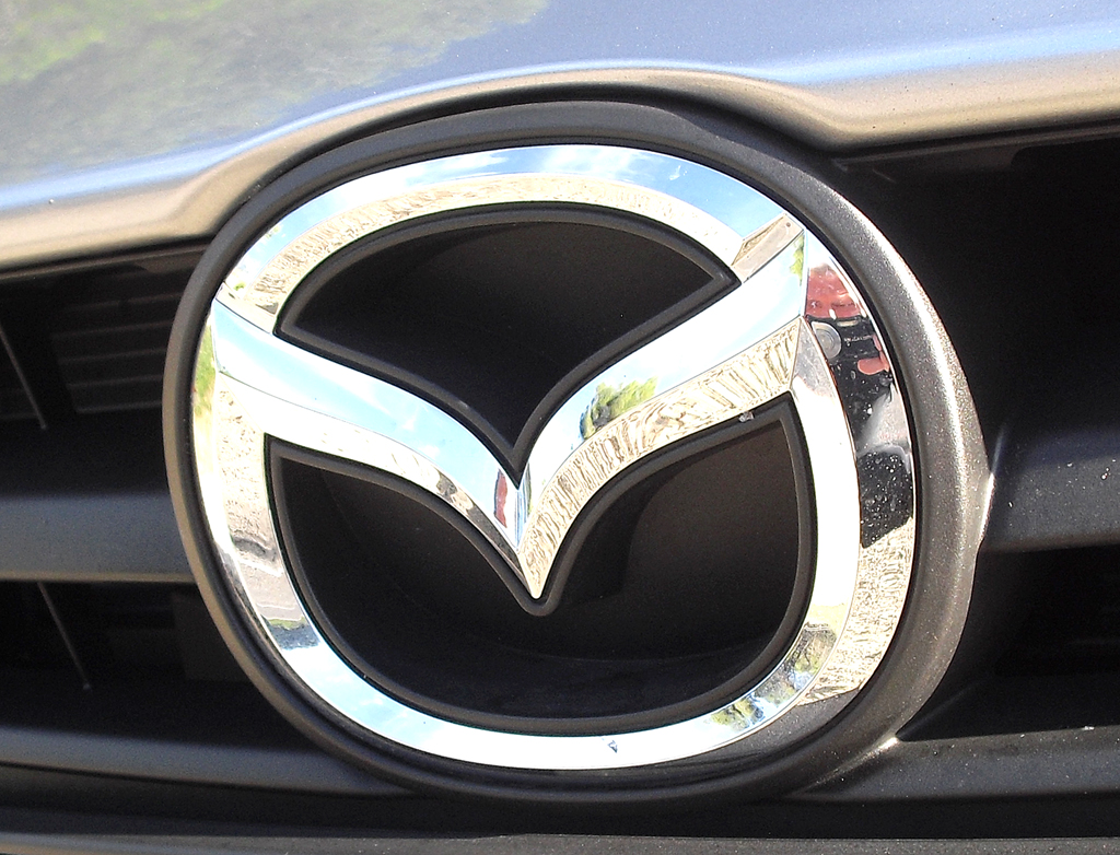 Mazda3: Das Markenlogo sitzt vorn im oberen Kühlergrill-Teil. 