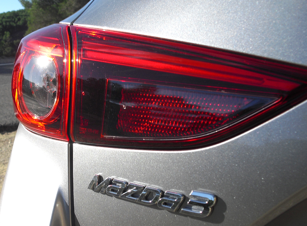 Mazda3: Moderne Leuchteinheit hinten mit Modellschriftzug. 