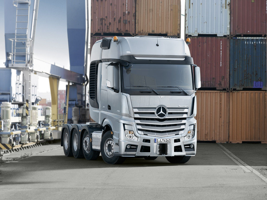Mercedes-Benz SLT zieht bis zu 250 Tonnen