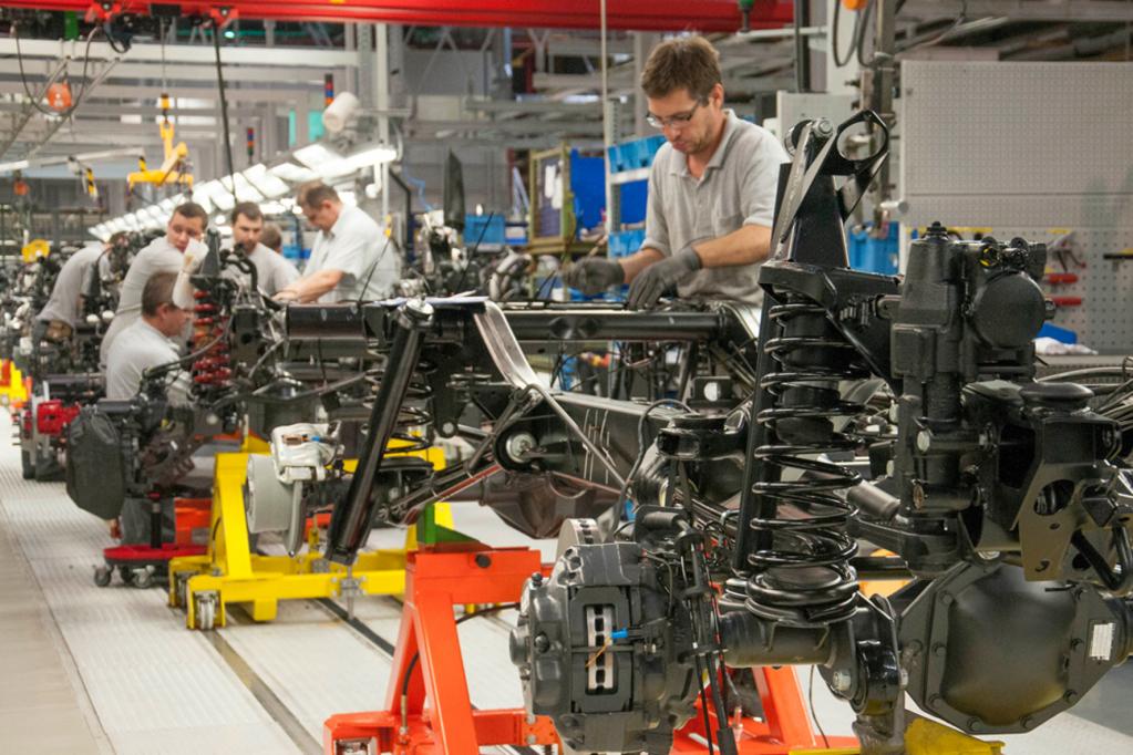 Mercedes G-Klasse: Handarbeit im Zwei-Schicht-Betrieb