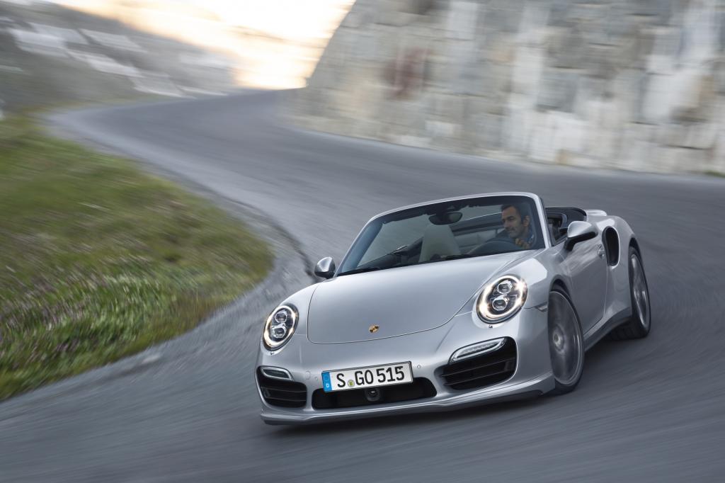 Mit einem Einstiegspreis von 174.431 Euro schickt Porsche im Dezember die Turbo-Varianten des 911 Cabriolets auf die Straße