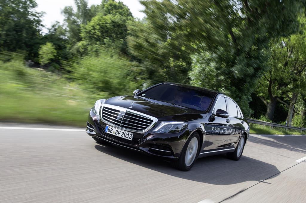 Mit einer autonomen Testfahrt auf historischer Route beweist Mercedes, dass der Autopilot keine Utopie mehr ist. 
