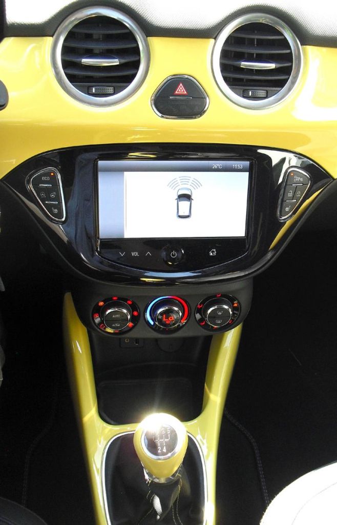 Opel Adam: Blick auf den mittleren Armaturenträger. 