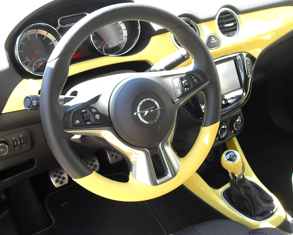 Opel Adam: Blick ins farbige und sehr übersichtlich gestaltete Cockpit. 