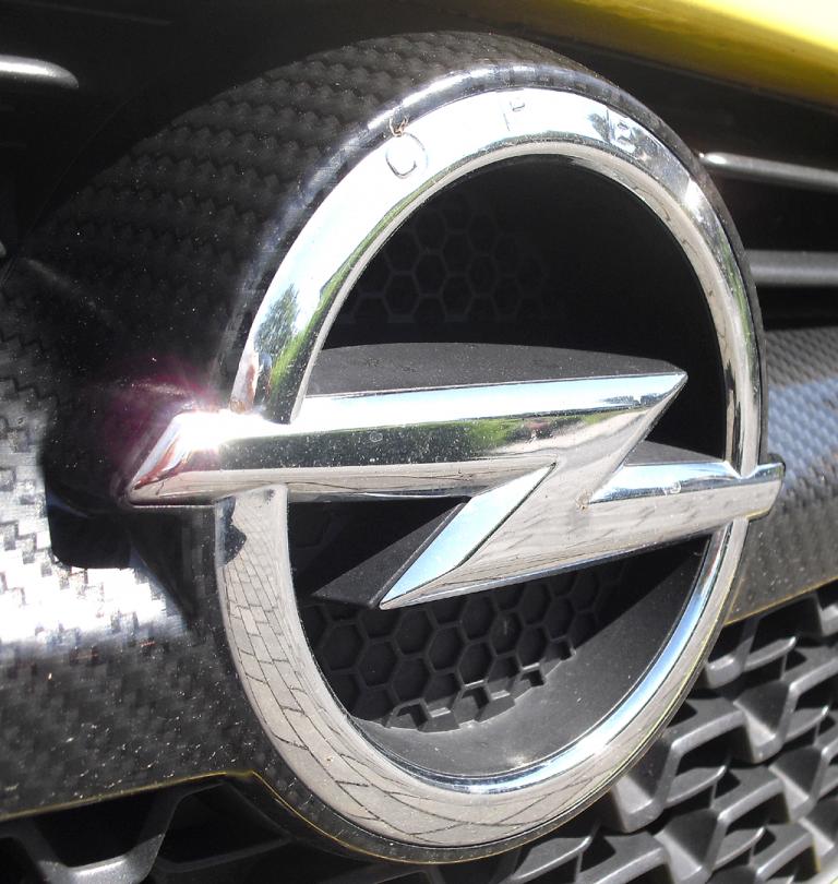 Opel Adam: Der Markenblitz sitzt vorn mittig im oberen Kühlergrill-Teil. 