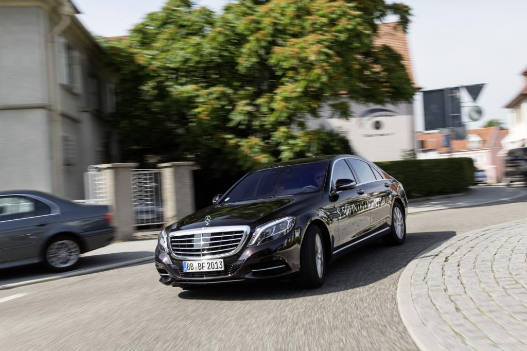 Panorama: Mercedes S500 „Intelligent Drive“ - Finger weg, jetzt lenke ich