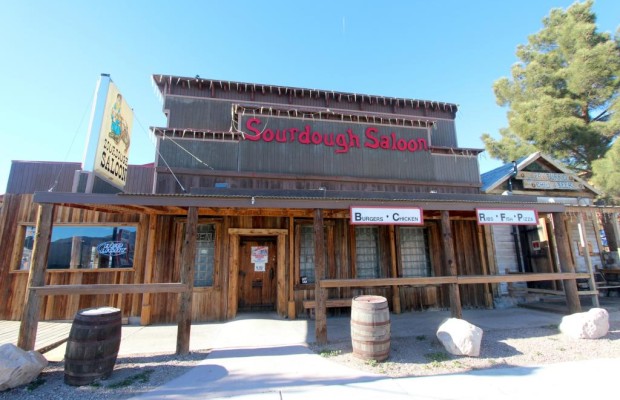 Panorama: Sourdough Saloon in Beatty - Am Tresen der Tester