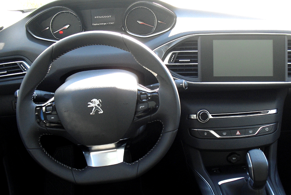 Peugeot 308: Blick ins deutlich übersichtlicher gestaltete Cockpit. 