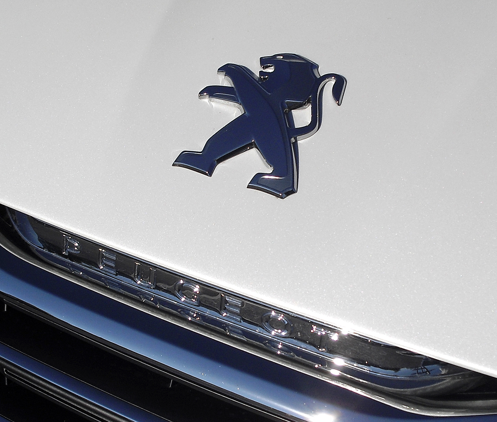 Peugeot 308: Der Markenlöwe sitzt vorn auf der Motorhaube. 