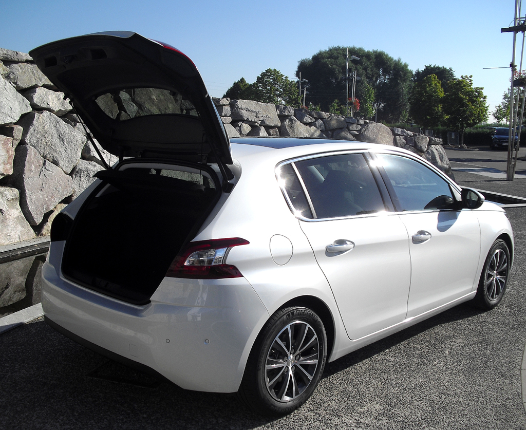Peugeot 308: Ins Gepäckabteil passen 470 bis 1309 Liter hinein. 