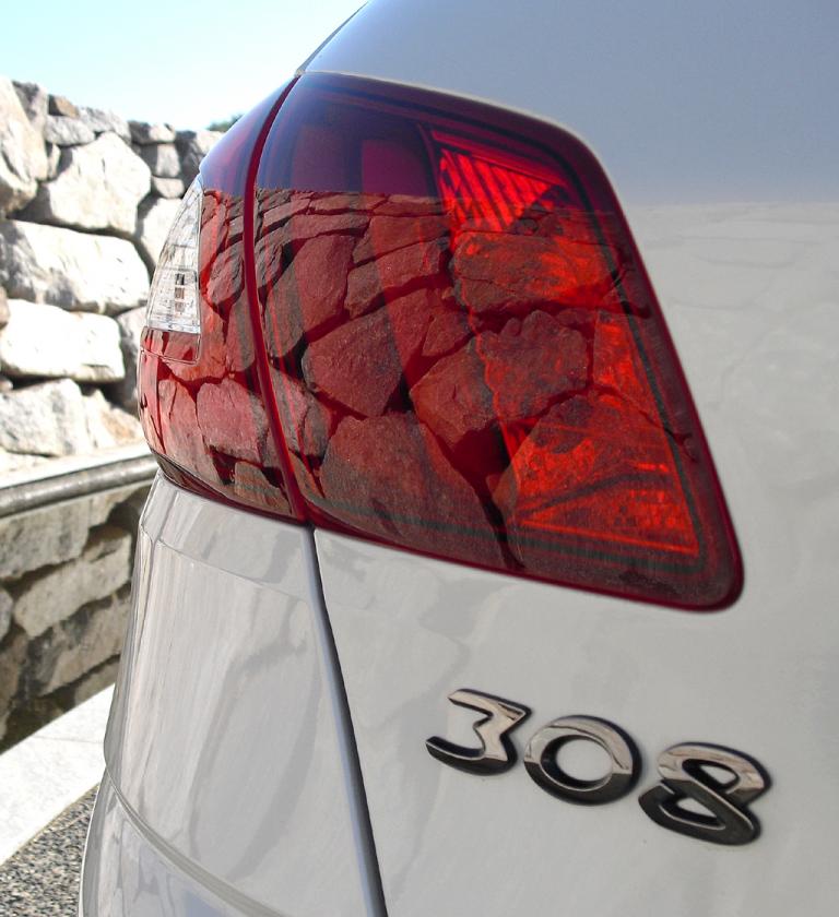 Peugeot 308: Moderne Leuchteinheit hinten mit Modellschriftzug. 