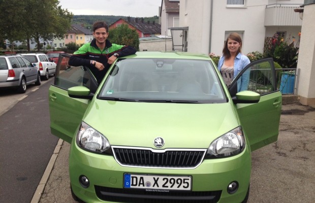 Rallyepilot übergibt Skoda Citigo an Gewinnerin