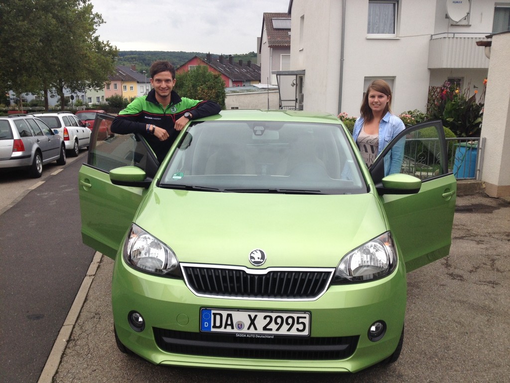 Rallyepilot übergibt Skoda Citigo an Gewinnerin