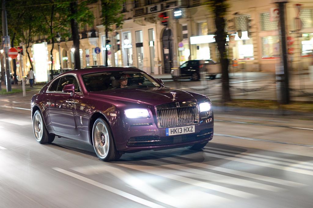 Rolls-Royce erweitert seine so genannte Mid-Size-Baureihe um ein Coupé und nennt es in bester Tradition Wraith.