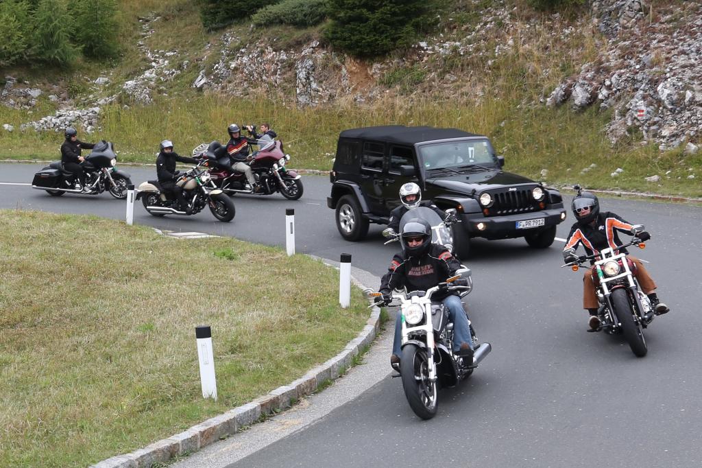 Seit einigen Jahren feiert mit den knallharten Zweirad-Jungs die Automarke Jeep, Erfinder des Offroadfahrens, als offizieller Sponsor dieser Treffen die ausgelassenen Bike Weeks