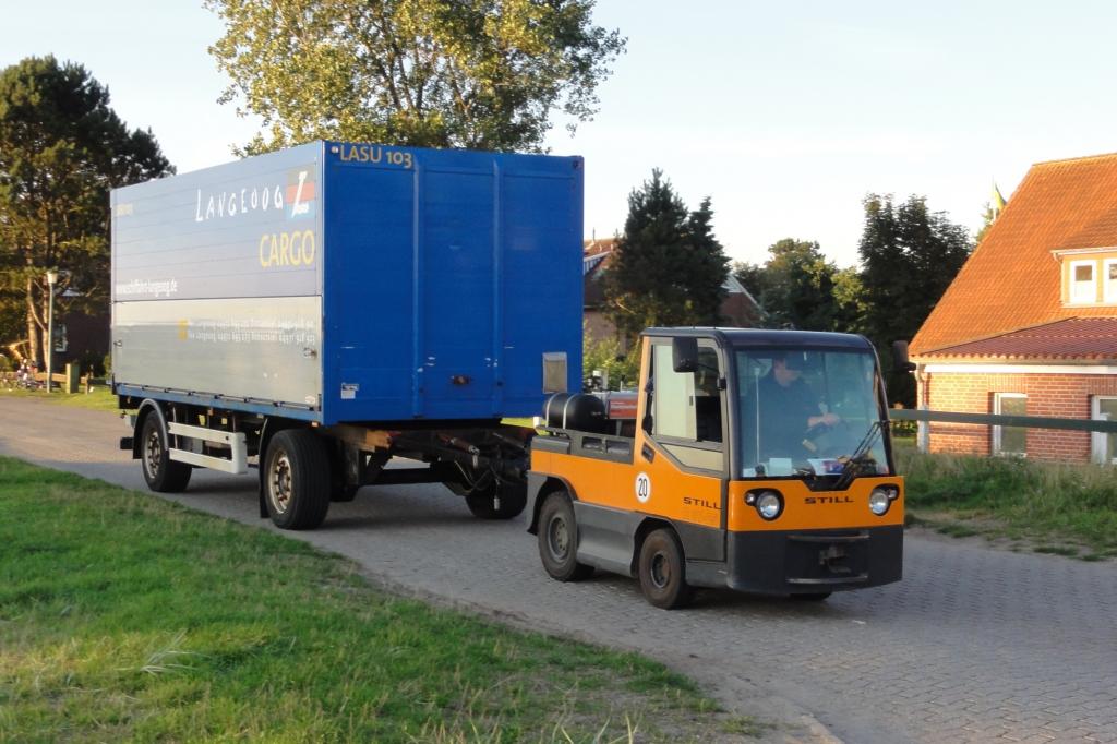 Seit fünf Jahren schleppen E-Karren bis zu zwölf Tonnen schwere Anhänger zum Verteiler-Bahnhof
