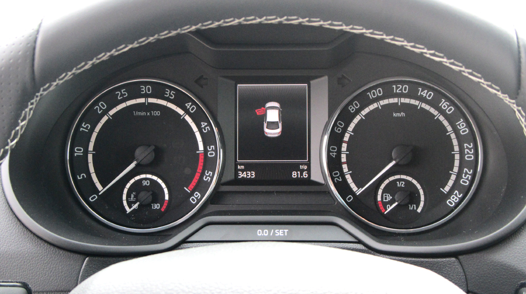 Skoda Octavia RS: Blick durch den Lenkradkranz auf die Rundinstrumentierung. 