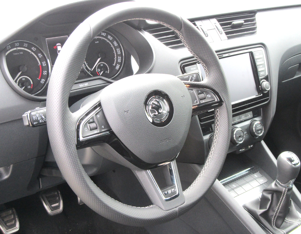 Skoda Octavia RS: Blick ins übersichtlich gestaltete Cockpit. 