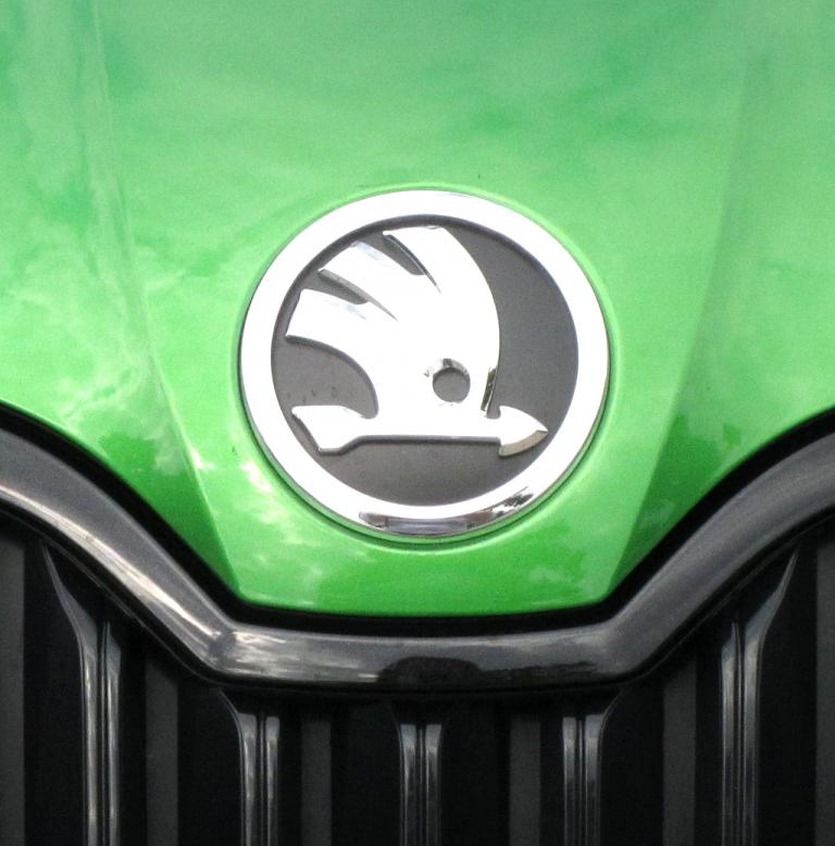 Skoda Octavia RS: Das Markenlogo sitzt vorn mittig über dem Kühlergrill. 