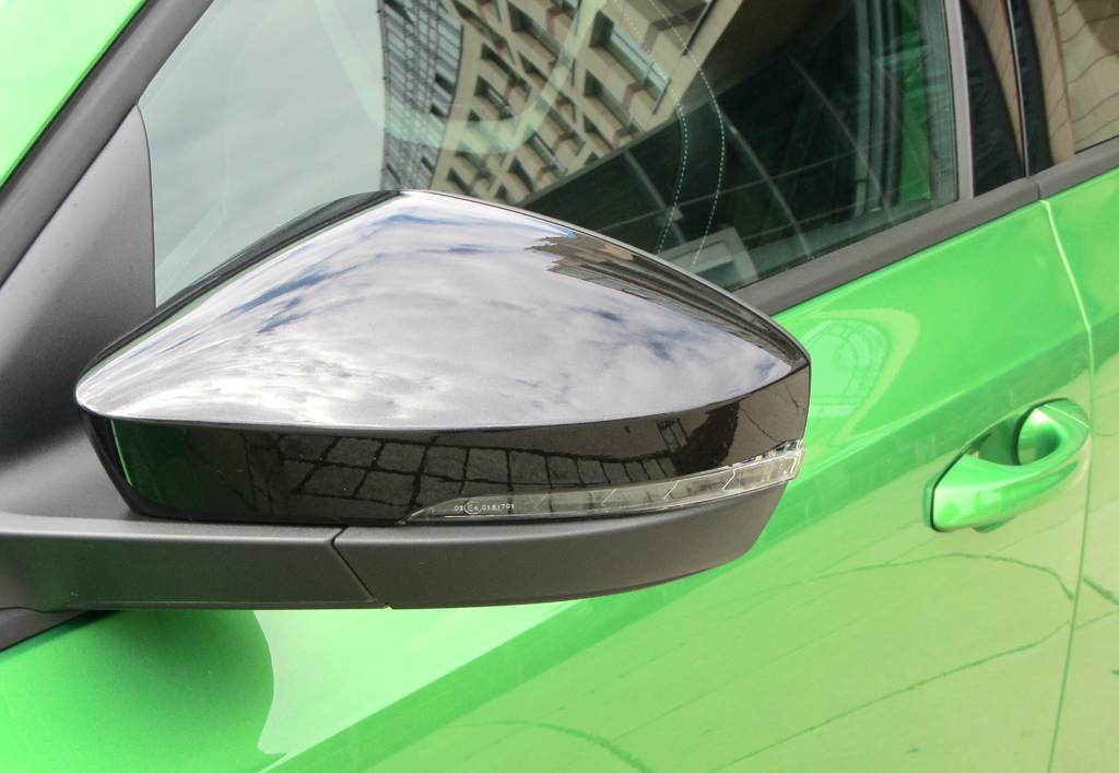 Skoda Octavia RS: In die Außenspiegel sind schmale Blinkleisten integriert. 