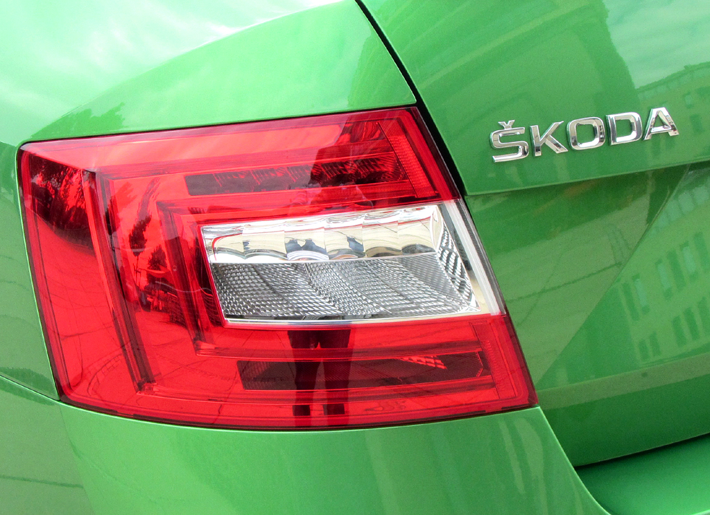 Skoda Octavia RS: Moderne Leuchteinheit hinten mit Markenschriftzug. 