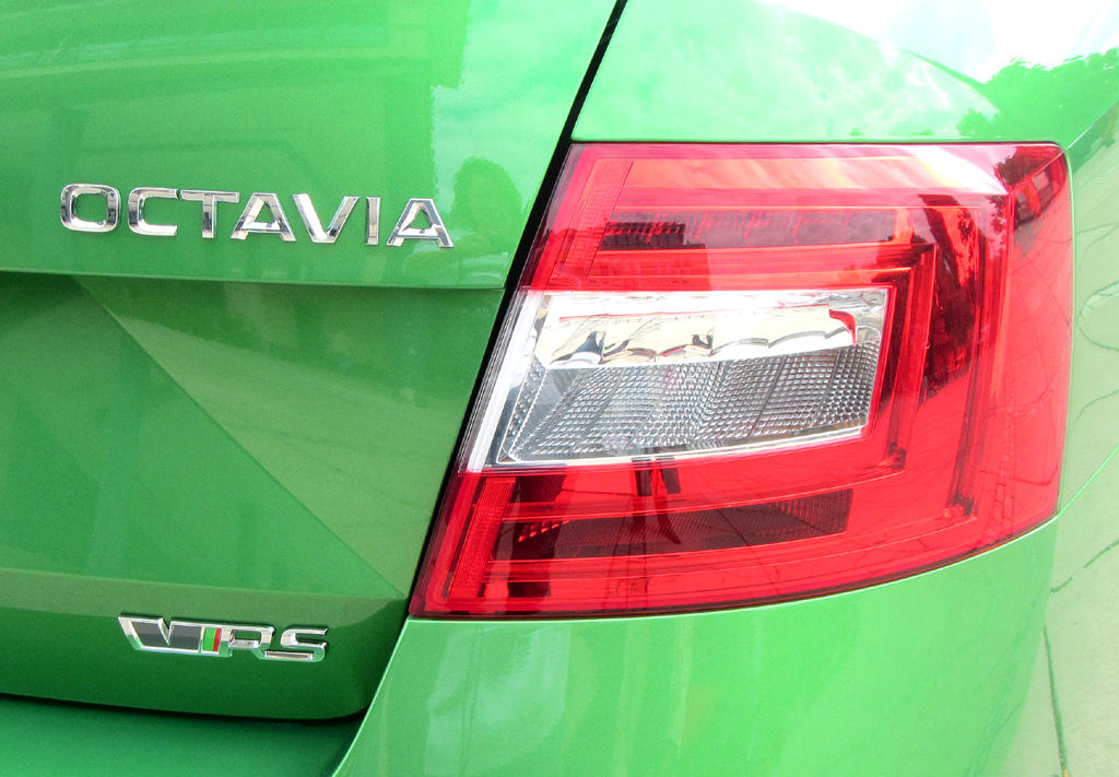 Skoda Octavia RS: Moderne Leuchteinheit hinten mit Modellschriftzug. 