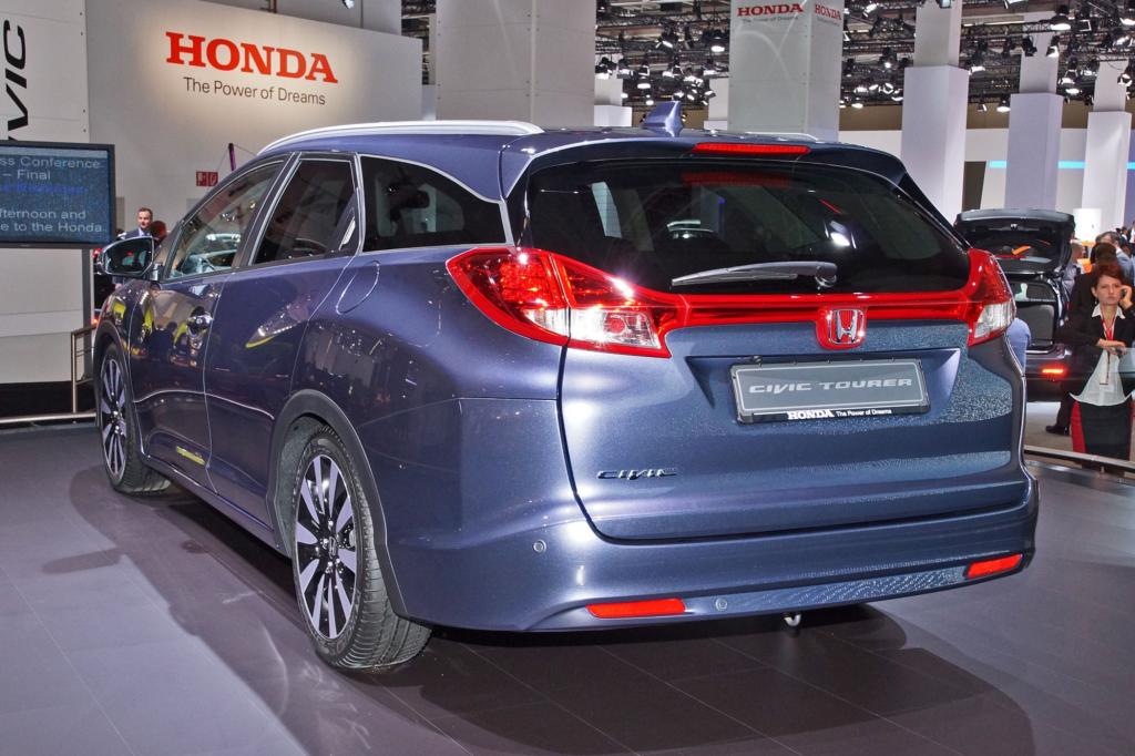So setzt etwa Honda mit dem Civic Tourer erstmals seit seit mehr als einem Jahrzehnt ist der Honda Civic wieder als Kombi erhältlich. 