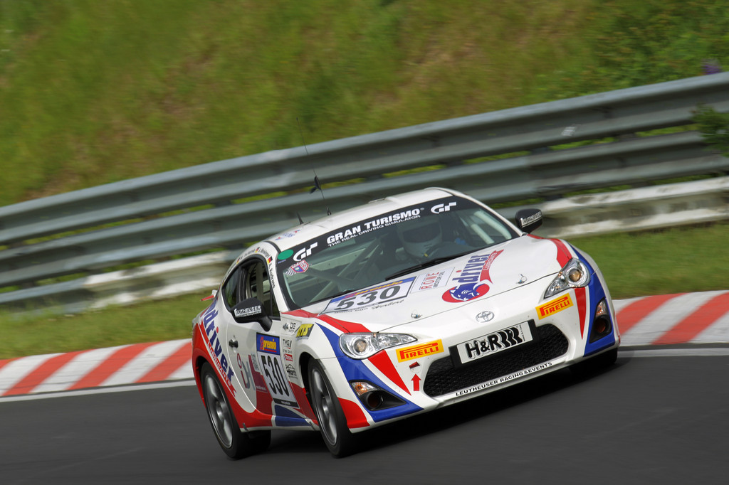 Toyota GT86-Fahrer kämpfen auf der Schleife