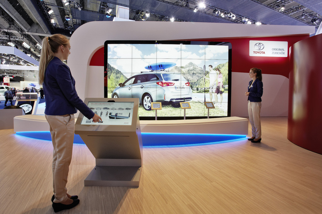 Toyota-Zubehör per Fingertipp in Lebensgröße montieren