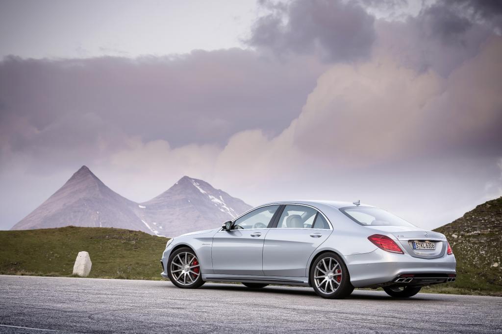 Unter der mächtigen Haube steckt dann statt des 4,7 Liter großen V8 aus der Serie der bekannte AMG-Achtzylinder.