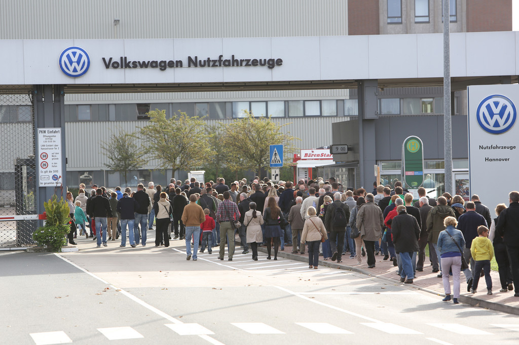 VW feiert: Stoßstange an Stoßstange einmal um den Erdball