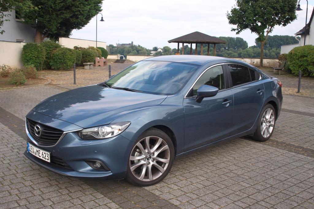 Vor allem die derzeit so moderne Coupé-Dachlinie haben die Japaner extrem betont