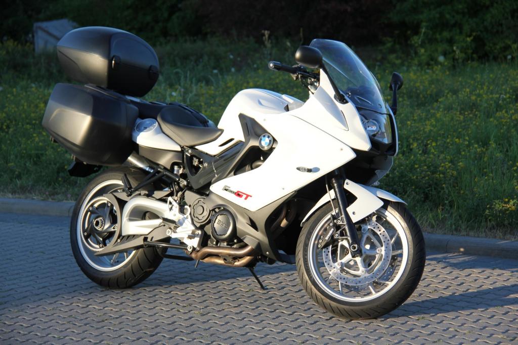 Was den Motor betrifft, laufen weiterhin zwei nebeneinandergereihte Kolben parallel durch ihre Zylinderbänke, entfalten dabei in der Spitze volle 66 kW/90 PS