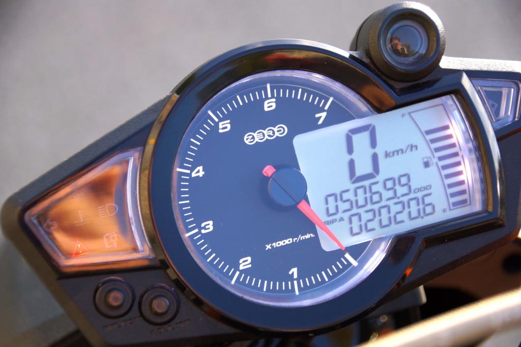  Ein übersichtliches Cockpit liefert die wichtigsten Infos, Ladeanzeige erscheint mit Tanksymbol 