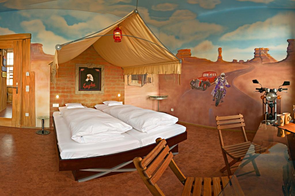  Highway-Romantik gibt es in der Suite „Route 66“ mit originalgetreuem Motorrad-Zubehör.