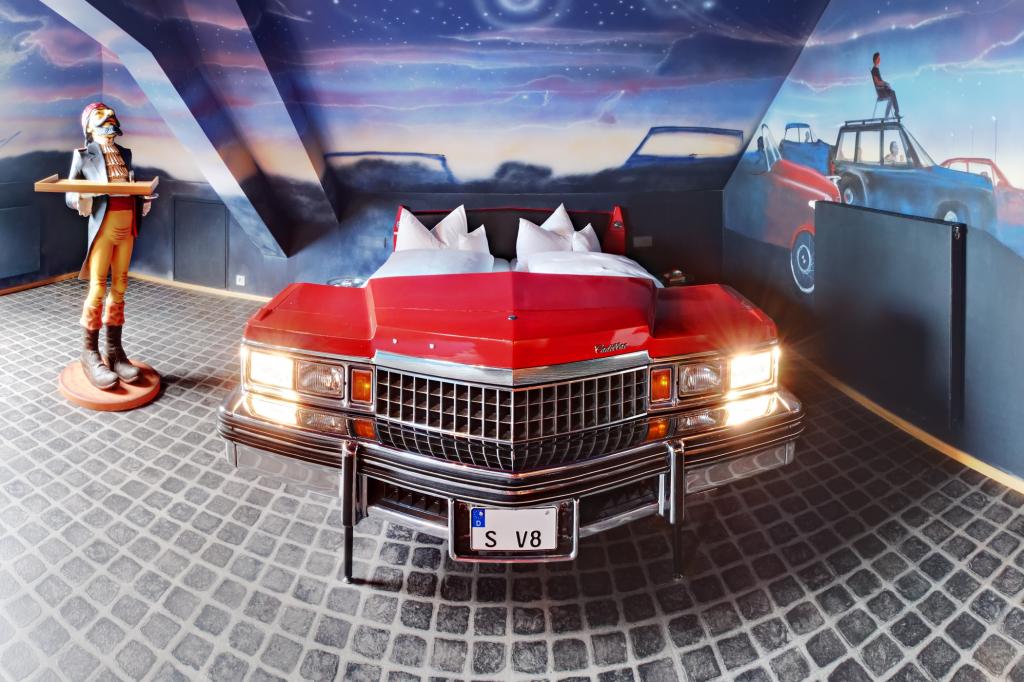  Nostalgiker und Filmfans kommen im Cadillac DeVille des Autokino-Zimmers auf ihre Kosten.