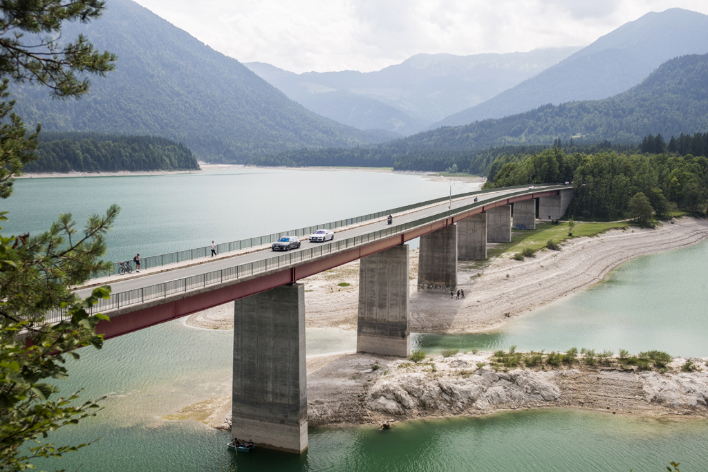 Über mehrere Brücken musst du fahren, gerade auch in den Alpen. 