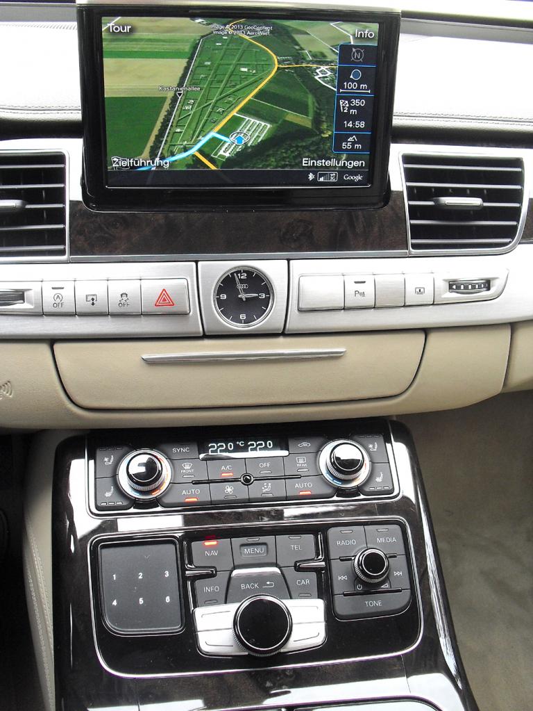 Audi A8: Blick auf den mittleren Armaturenträger. 