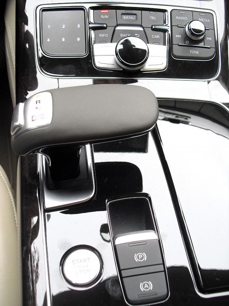 Audi A8: Blick auf die Bedieneinheit um den Getriebewählhebel auf der Mittelkonsole. 