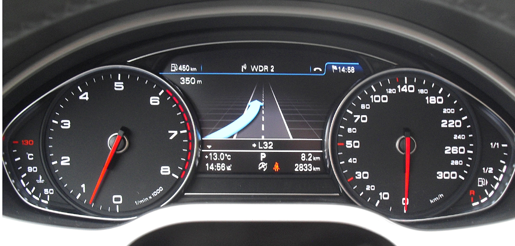 Audi A8: Blick durch den Lenkradkranz auf die Rundinstrumentierung. 