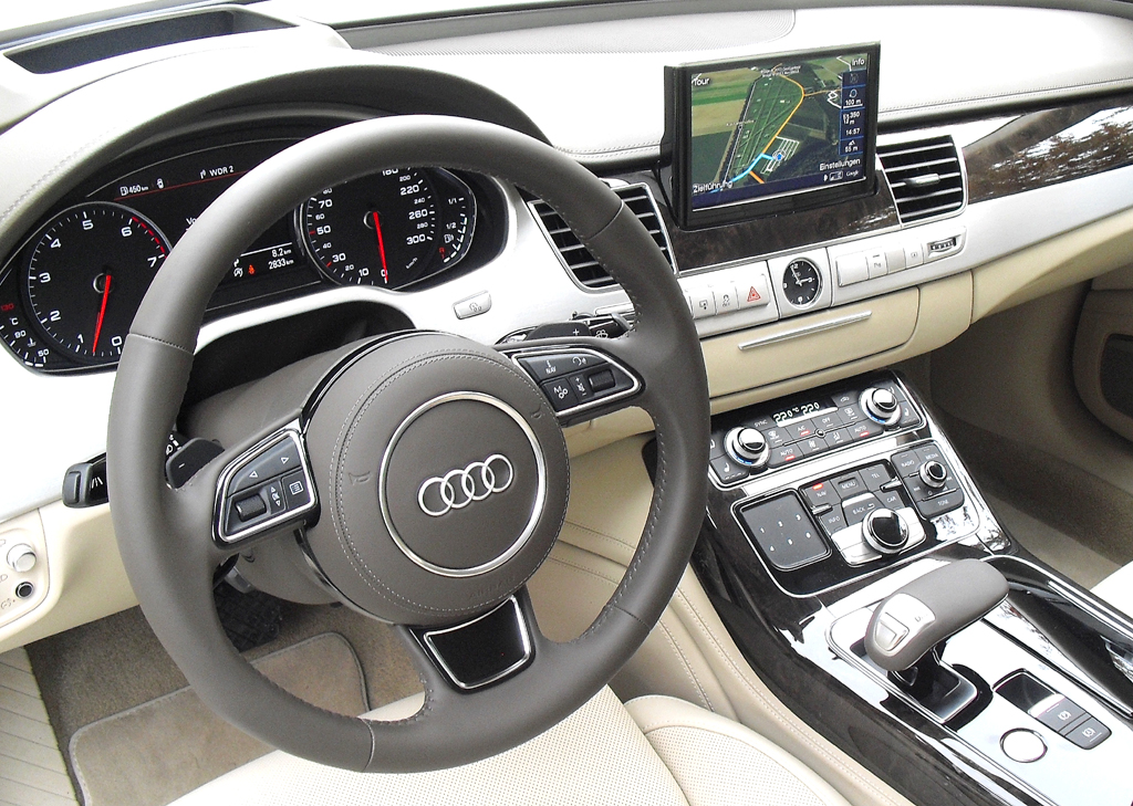 Audi A8: Blick ins genauso noble wie sportlich-funktionelle Cockpit. 