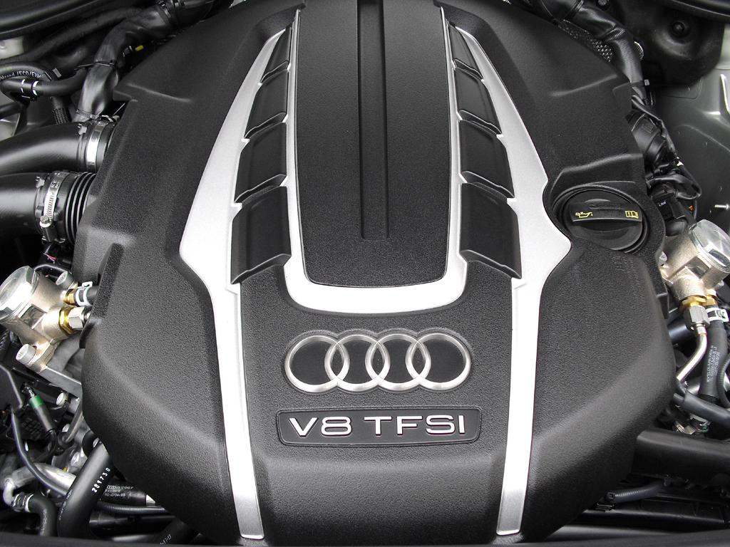 Audi A8: Blick unter die Haube, hier beim Achtzylinder-Biturbobenziner. 
